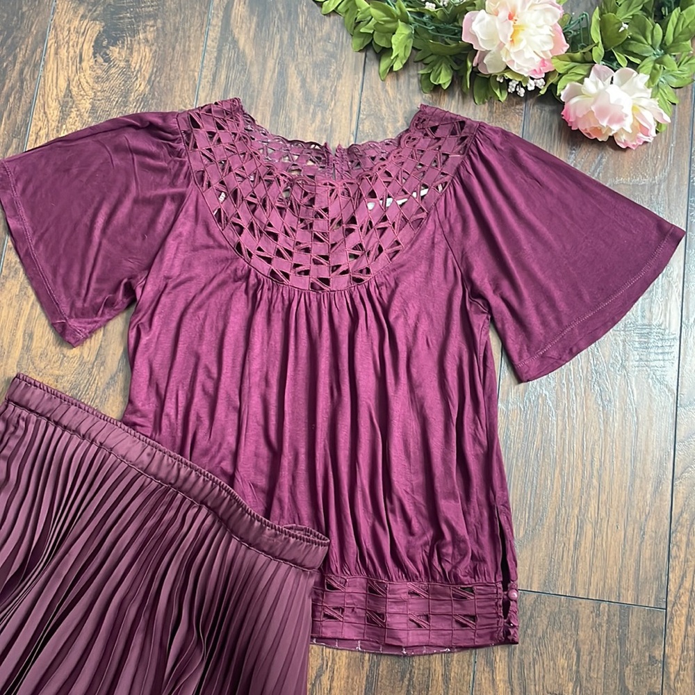 Beautifully embroidered blouse in burgundy.